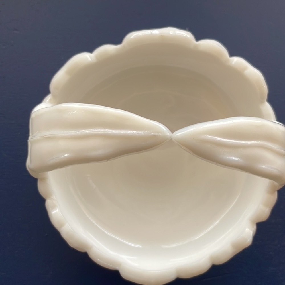 Vintage Westmoreland Pansy Milk Glass Trinket Dish - Picture 2 of 5
